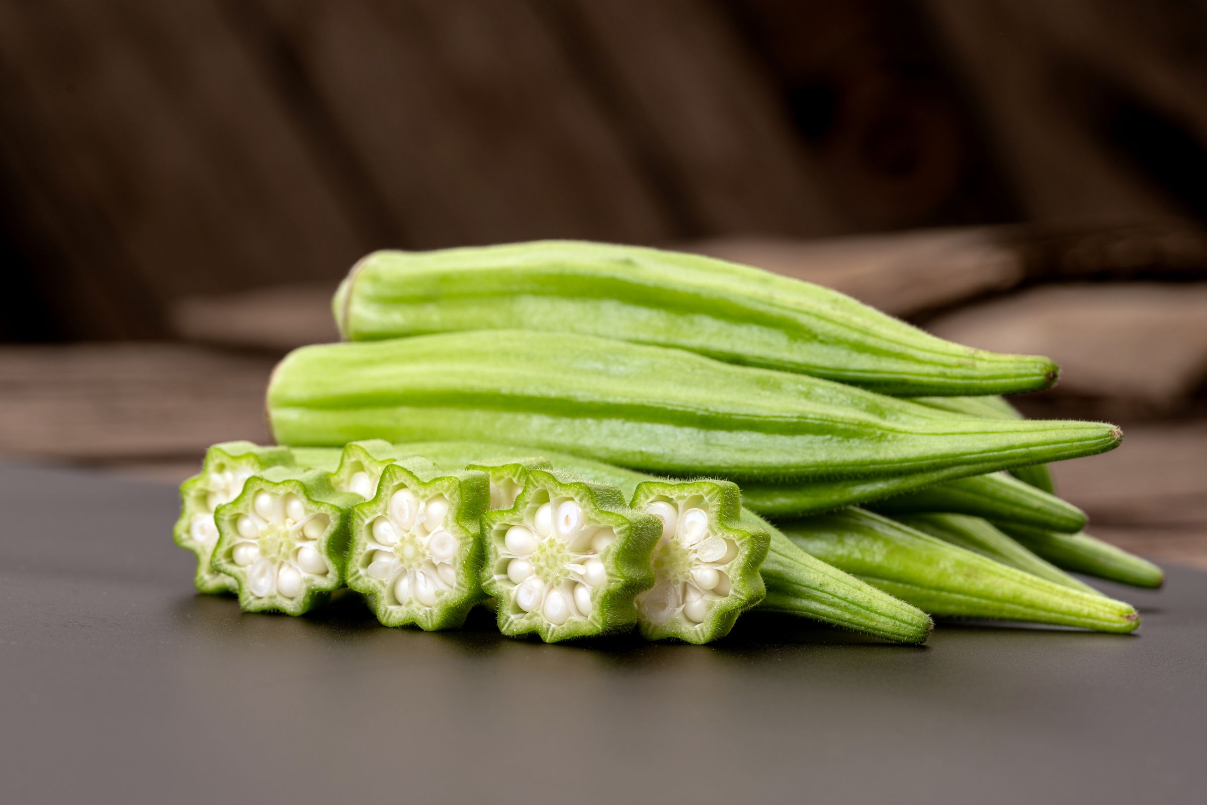 Okra fresca tagliata